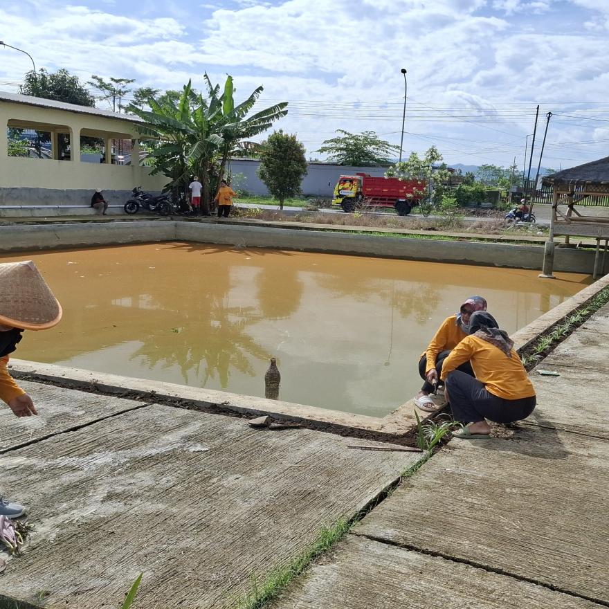 KERJA BAKTI PENANAMAN BUNGA DI SEKITAR KOLAM MILIK DESA KALIPELUS